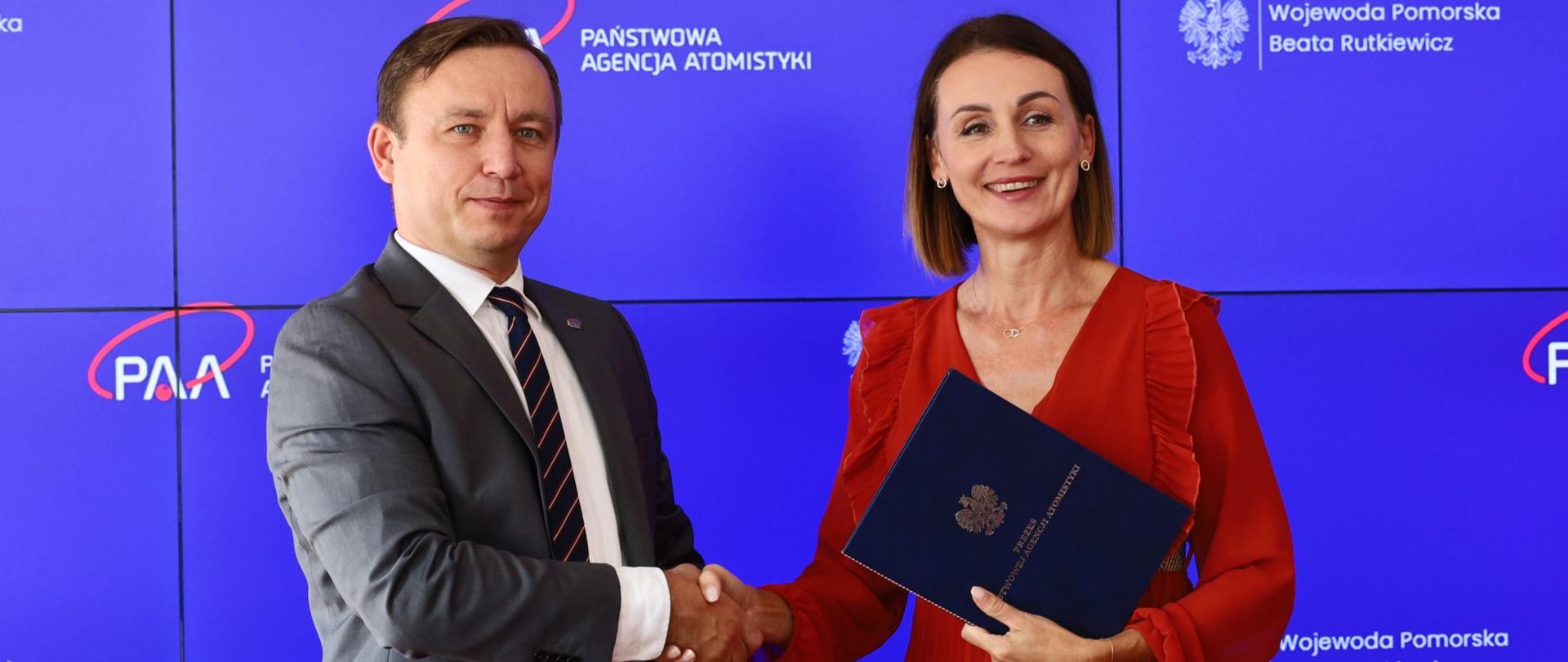 Prezes Państwowej Agencji Atomistyki Andrzej Głowacki i Wojewoda Pomorska Beata Rutkiewicz podpisali list intencyjny w sprawie rozmieszczania stacji monitorujących