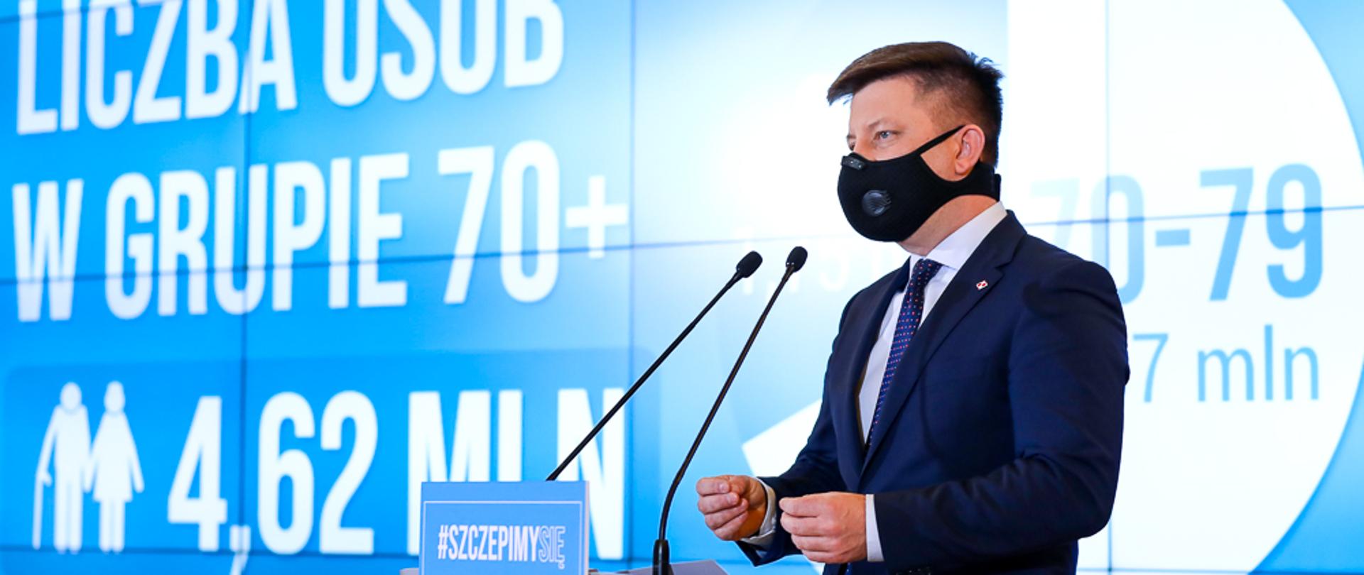 Minister Michał Dworczyk podczas konferencji.