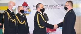 Warmińsko-Mazurski Komendant Wojewódzki w asyście Zastępcy Warmińsko-Mazurskiego Komendanta Wojewódzkiego i Komendanta Powiatowego PSP w Działdowie wręcza decyzję st. kpt. Dariuszowi Jankowskiemu