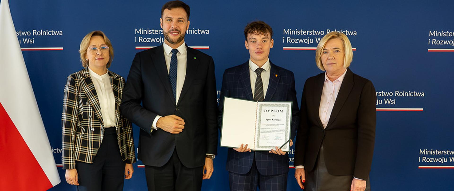 Uczeń - stypendysta odbiera stypendium MRiRW, zdjęcie z przedstawicielami Ministerstwa Rolnictwa oraz dyrekcji ZS CKR w Starym Lubiejewie