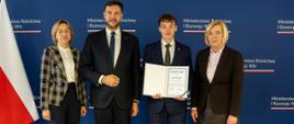 Uczeń odbiera stypendium MRiRW, zdjęcie z przedstawicielami Ministerstwa Rolnictwa i dyrekcji ZS CKR w Starym Lubiejewie 