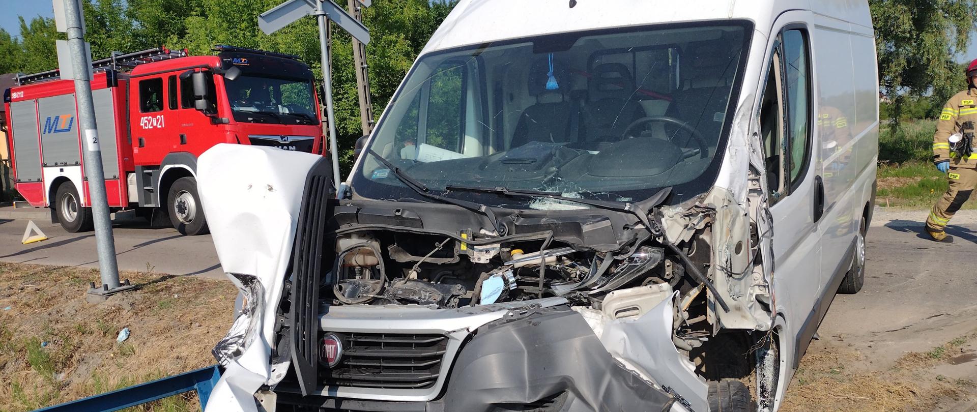 Kolizja samochodu dostawczego z lokomotywą 