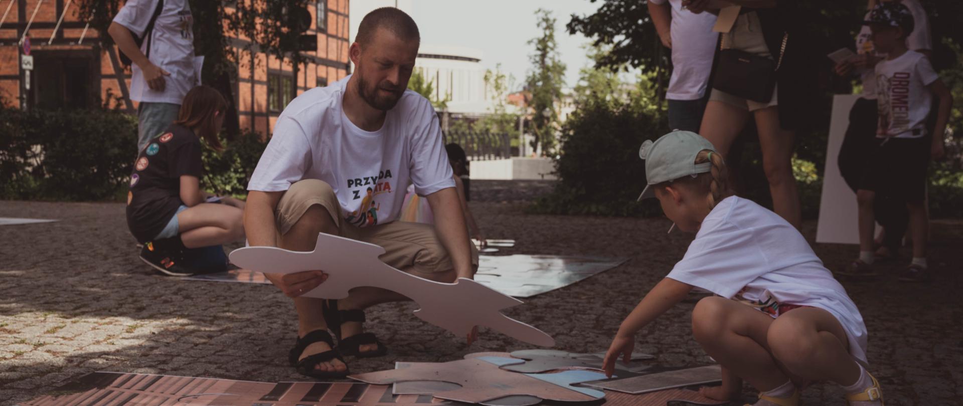 Mężczyzna i dziewczynka podczas wykonywania zadania