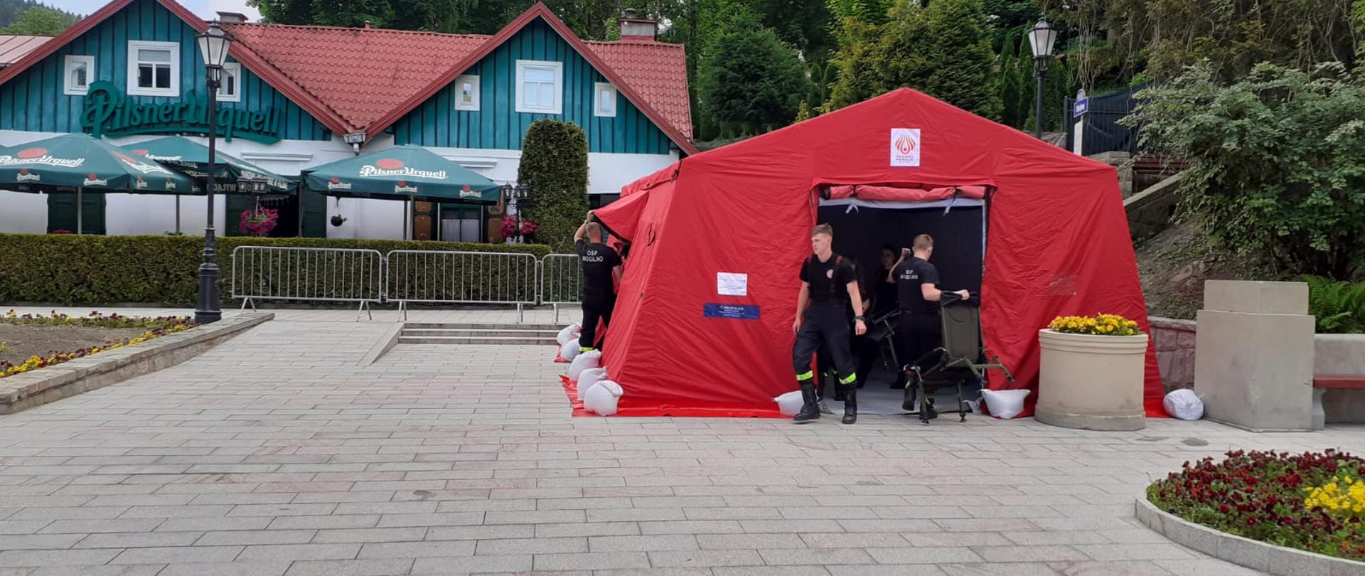 Namiot rozłożony na deptaku.