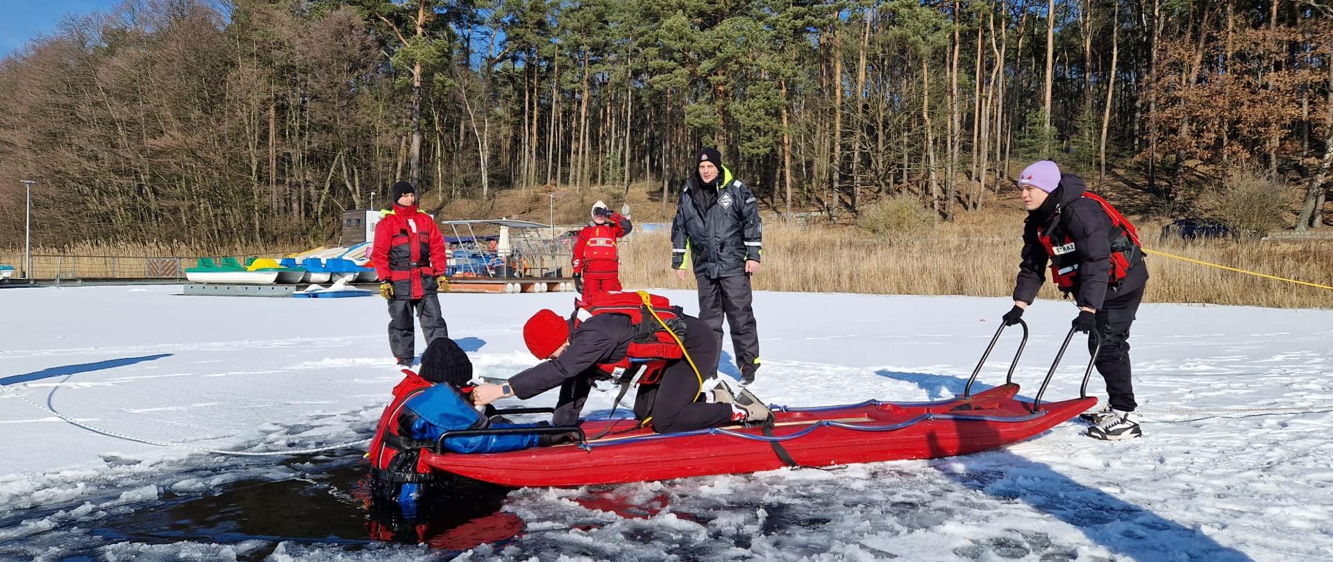 Strażacy oraz studenci podczas ćwiczeń na lodzie