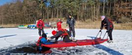 Strażacy oraz studenci podczas ćwiczeń na lodzie
