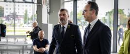 Minister infrastruktury Dariusz Klimczak w towarzystwie prezesa zarządu PKP SA Alana Beroud