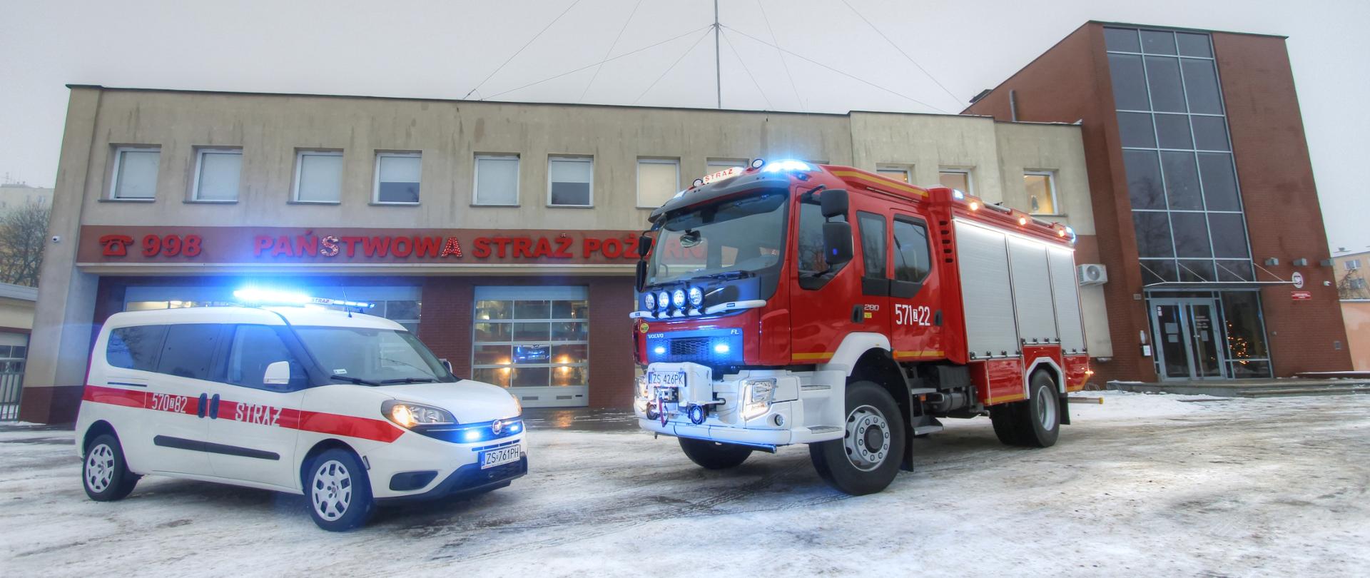 Zdjęcie przedstawia lekki samochód kwatermistrzowski (SLKw) Fiat Doblo i średni samochód ratowniczo gaśniczy Volvo FL (GBA 3/16) na tle Komendy Powiatowej PSP w Wałczu 