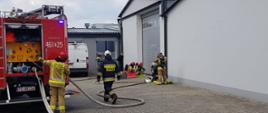 widoczni strażacy podczas ćwiczeń na obiekcie.