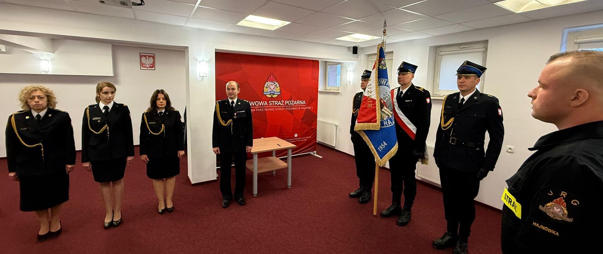 Ślubowanie nowo przyjętego do służby w KP PSP w Hajnówce strażaka