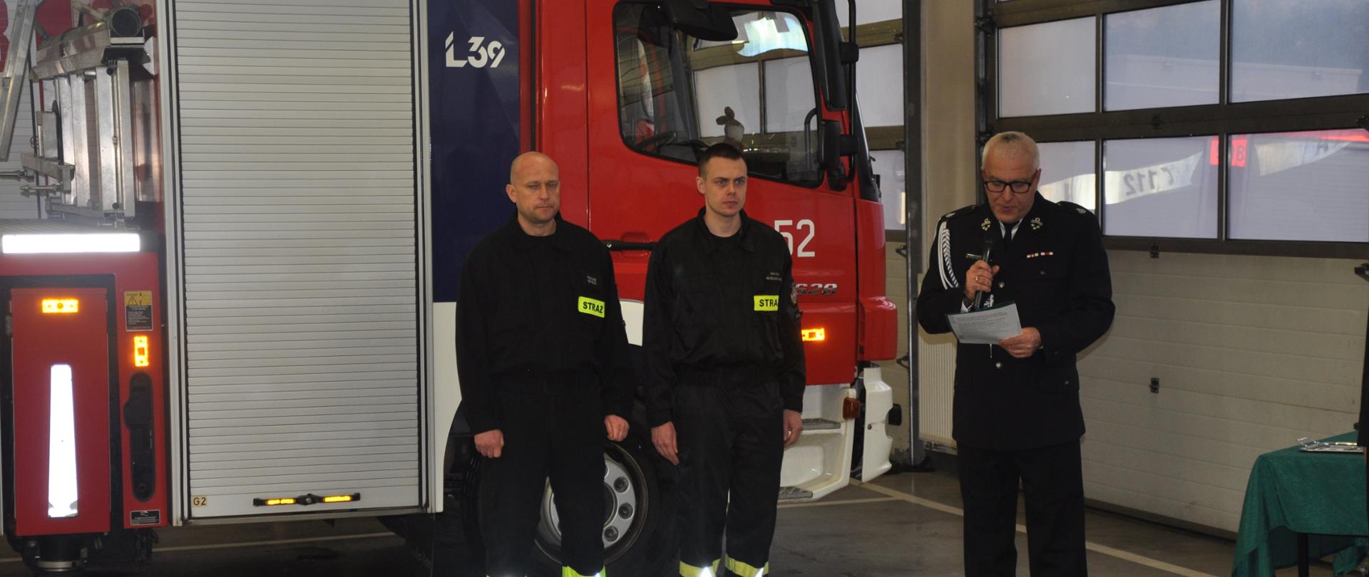 Zdjęcie przedstawia nowy pojazd wraz z strażakami oraz burmistrzem miasta Orneta