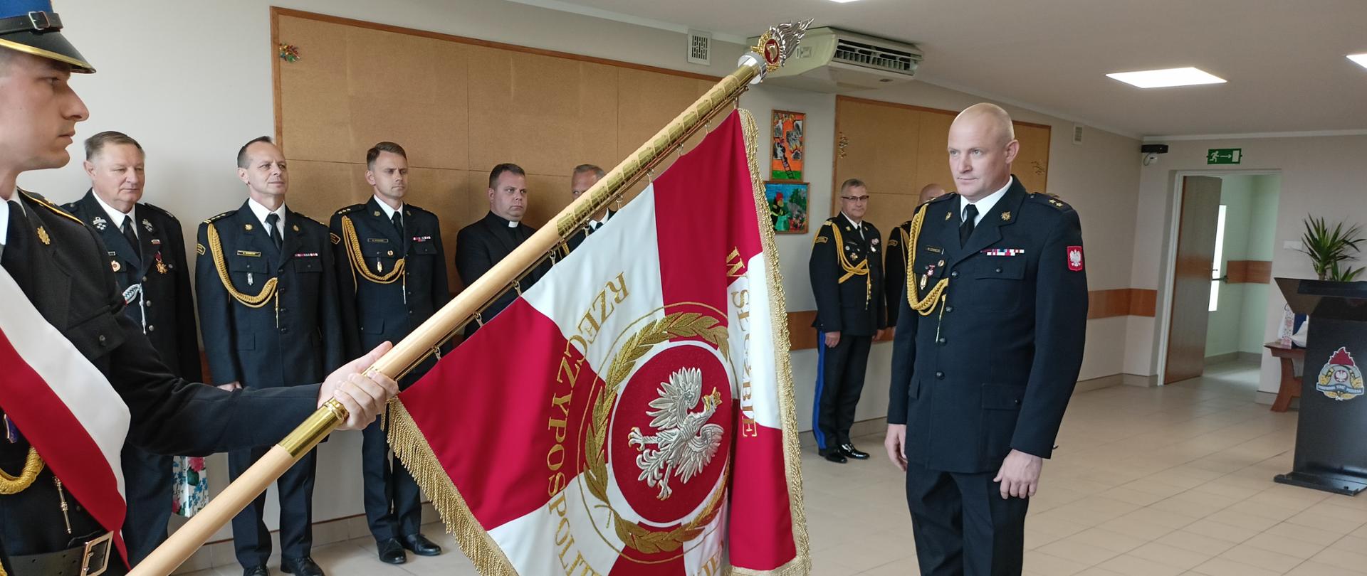 Na zdjęciu ślubujący Sztandarowi Zastępca Komendanta Powiatowego PSP w Rypinie mł. kpt. Marcin Czarnecki