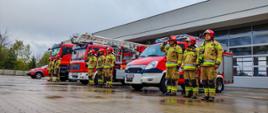 Na zdjęciu strażacy JRG Śrem na tle samochodów podczas upamiętnienia śmierci policjanta