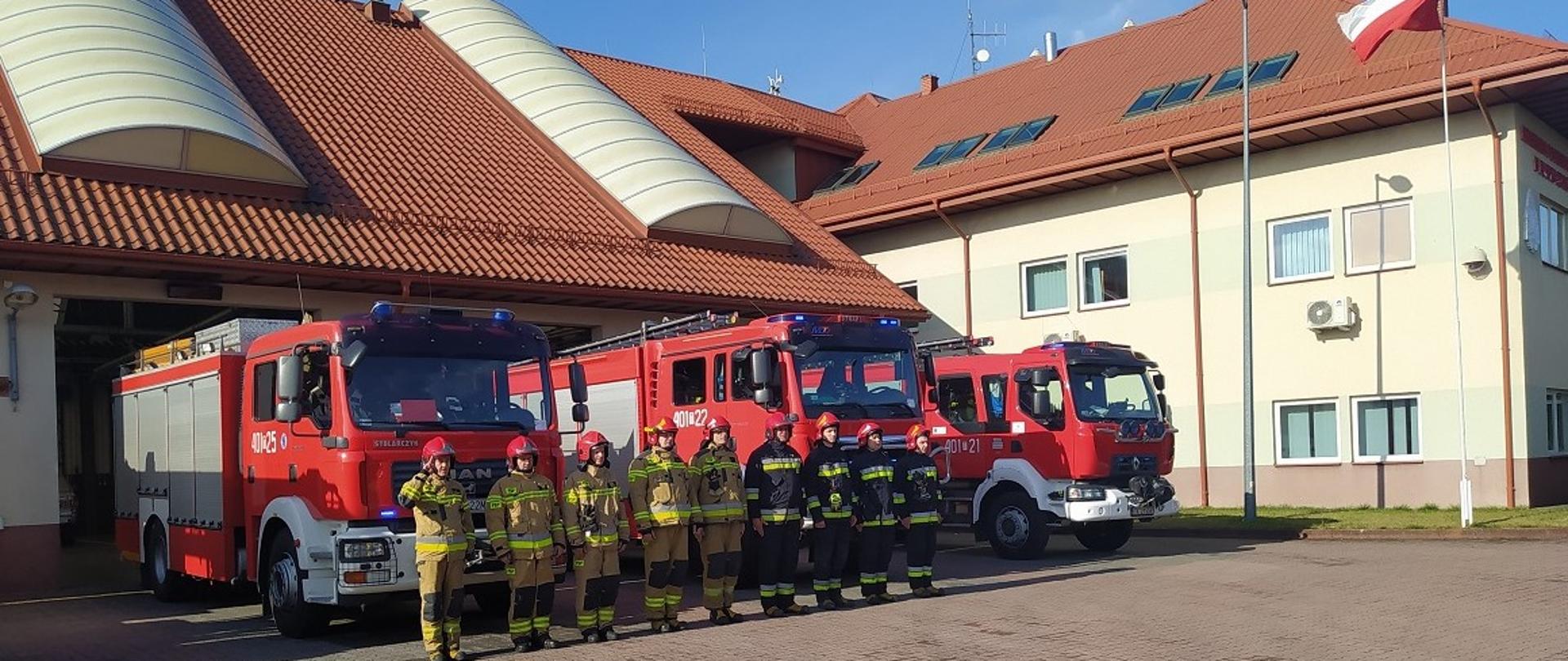 Buscy strażacy upamiętnili ofiary katastrofy smoleńskiej
w jej 12 rocznicę w tle samochody ratowniczo - gaśnicze