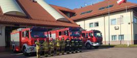 Buscy strażacy upamiętnili ofiary katastrofy smoleńskiej
w jej 12 rocznicę w tle samochody ratowniczo - gaśnicze
