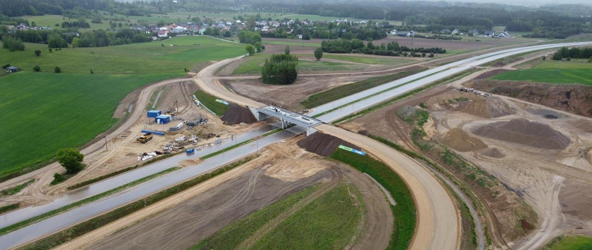 Wiadukt nad budowaną drogą dwujezdniową 