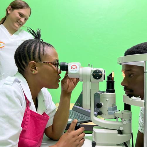 Lekarka przeprowadza badanie okulistyczne