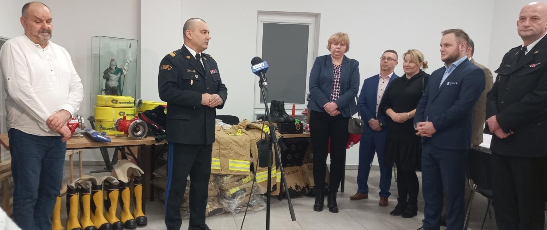 Komendant Wojewódzki PSP w Olsztynie informuje zgromadzonych o realizacji zakupów sprzętu dla OSP w 2022 roku oraz planach na zakupy sprzętu w 2023 roku. 