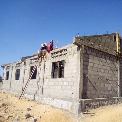 trwają prace budowlane na dachu budynku 