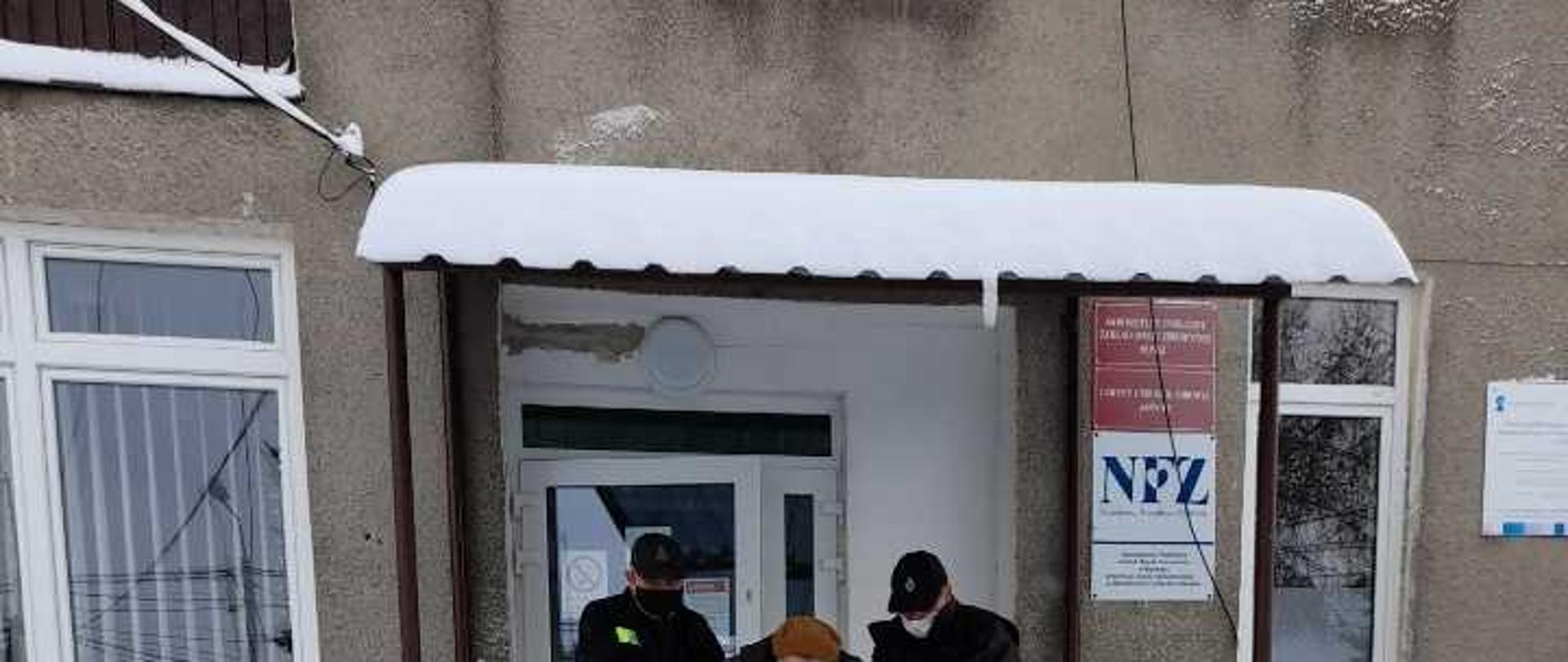 Strażacy pomagają w transporcie osób do punktów szczepień