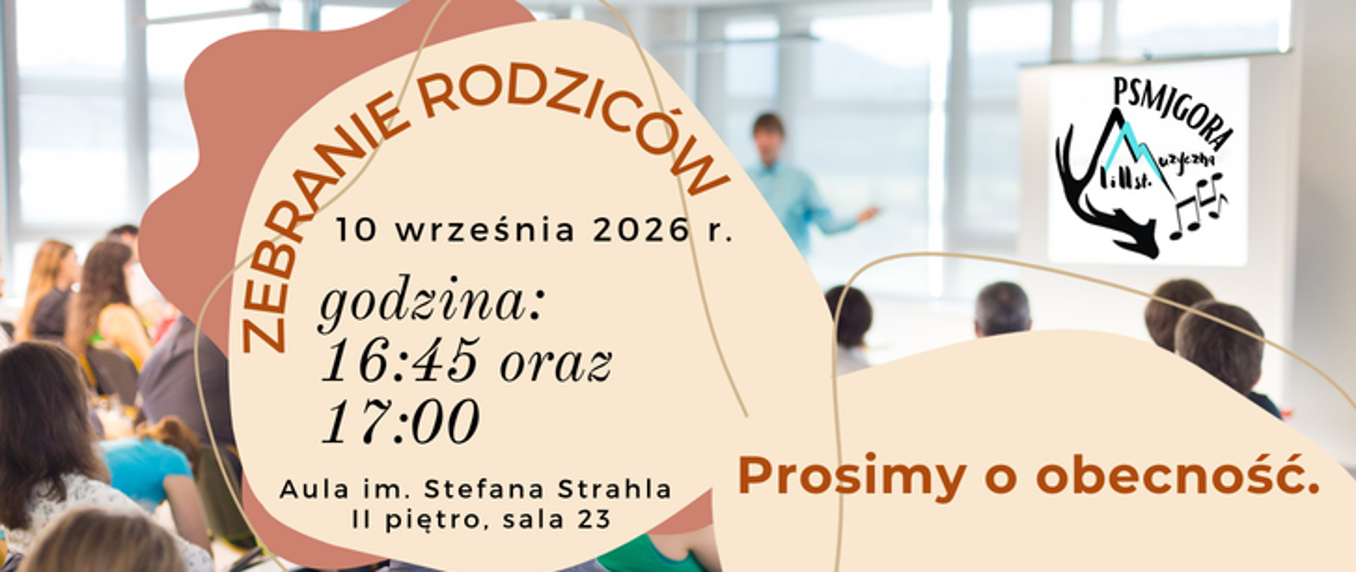 Na tle zdjęcia przedstawiającego zebranie ludzi z osobą prowadzącą są nieregularnego kształtu plamy w kolorze ciemnego beżu i jasnego beżu. Napisy: Zebranie rodziców, 10 września 2026 r., godz. 16:45 oraz 17:00 Aula im. Stefana Strahla, II piętro, sala 23. Prosimy o obecność.