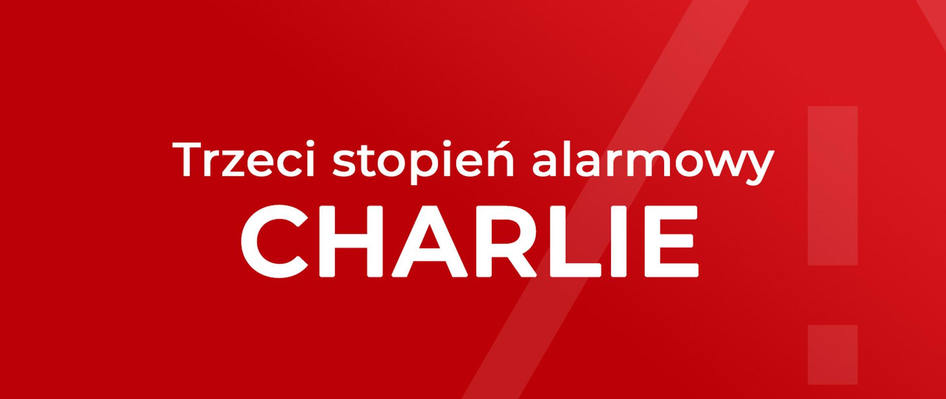 Zdjęcie przedstawia napis na czerwonym tle: Trzeci stopień alarmowy Charlie