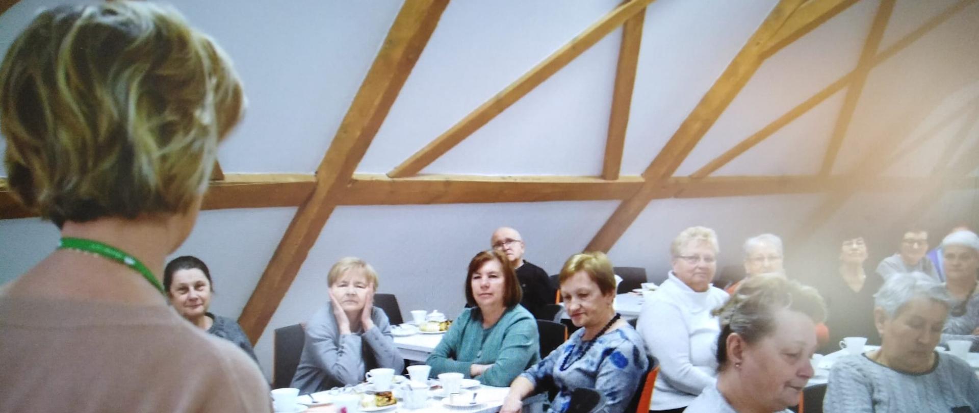 "Pozytywne wskazówki dla pozytywnego Seniora" - prelekcja dotycząca profilaktyki zdrowotnej osób starszych w Bibliotece Publicznej w Zdunach - zdjęcie nr 1