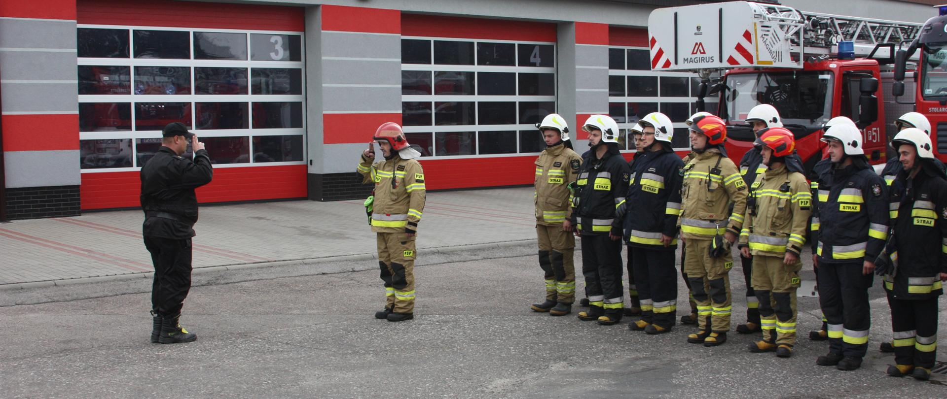 Moment składania meldunku Komendantowi Powiatowemu