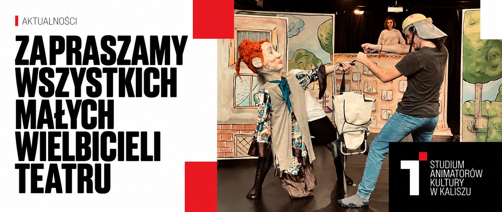 Grafika zapraszająca najmłodszych widzów do Studium Animatorów Kultury w Kaliszu. Po prawej stronie scena ze spektaklu z aktorami i barwną scenografią, po lewej napis „Zapraszamy wszystkich małych wielbicieli teatru”.