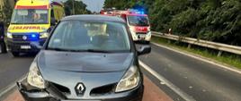 Widoczne miejsce zdarzenia uszkodzony pojazd oraz służby podczas działań.