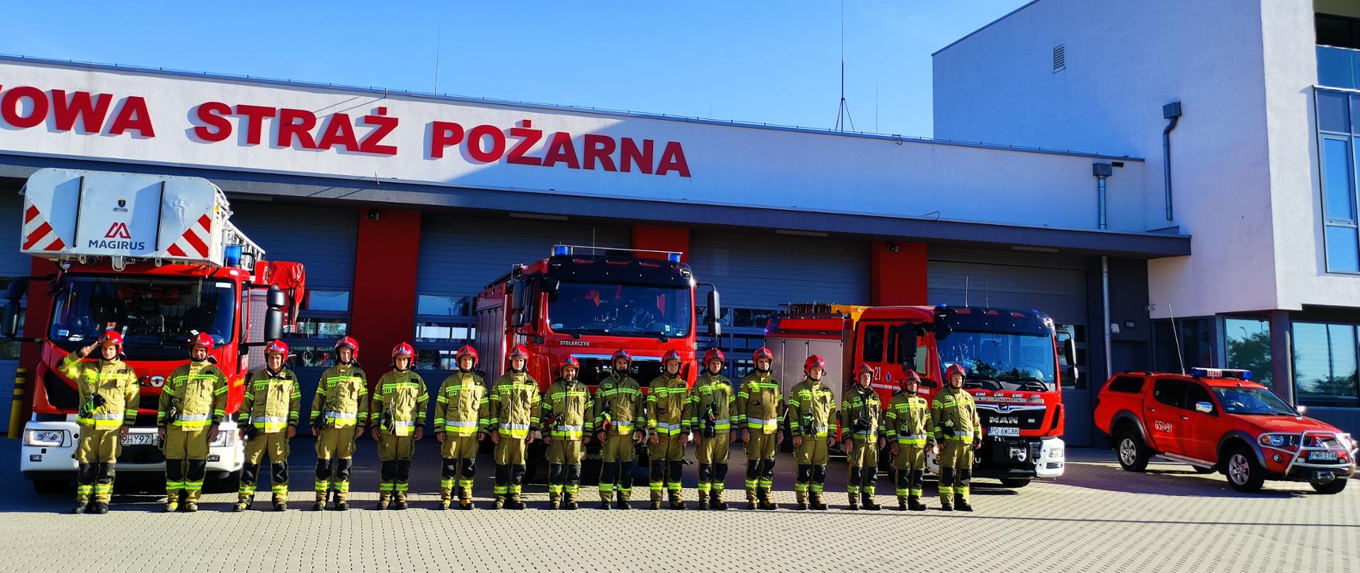 Zdjęcie przedstawia strażaków oddających hołd. 