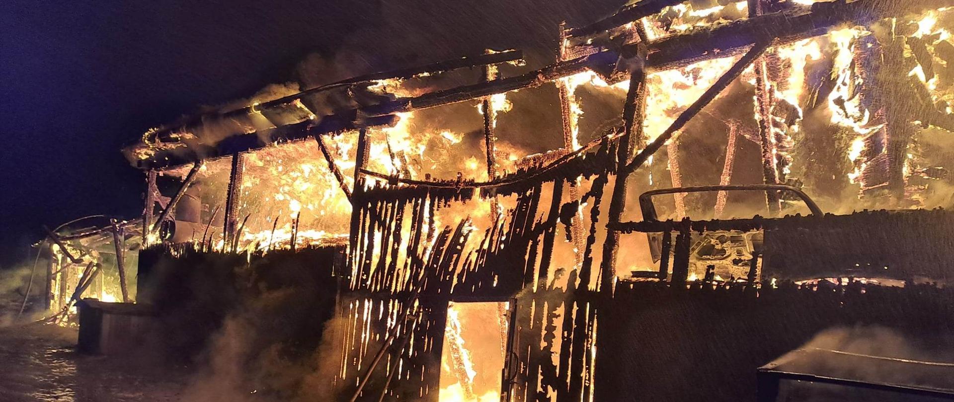 pora nocna, na zdjęciu widać cały budynek objęty pożarem.