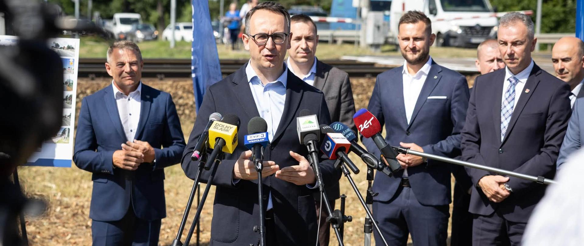 Minister infrastruktury Dariusz Klimczak w trakcie wypowiedzi dla mediów