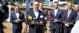 Minister infrastruktury Dariusz Klimczak w trakcie wypowiedzi dla mediów