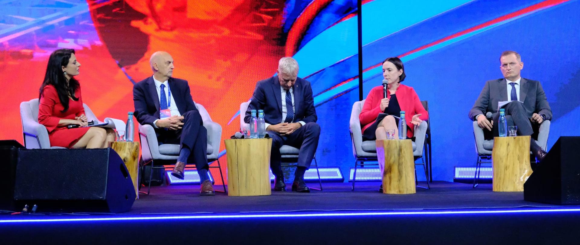 Wiceminister Eliza Zeidler podczas Kongresu Nowej Mobilności dyskutuje na scenie razem z innymi panelistami. 