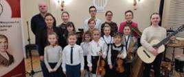 Uczestnicy koncertu wraz z nauczycielami.
