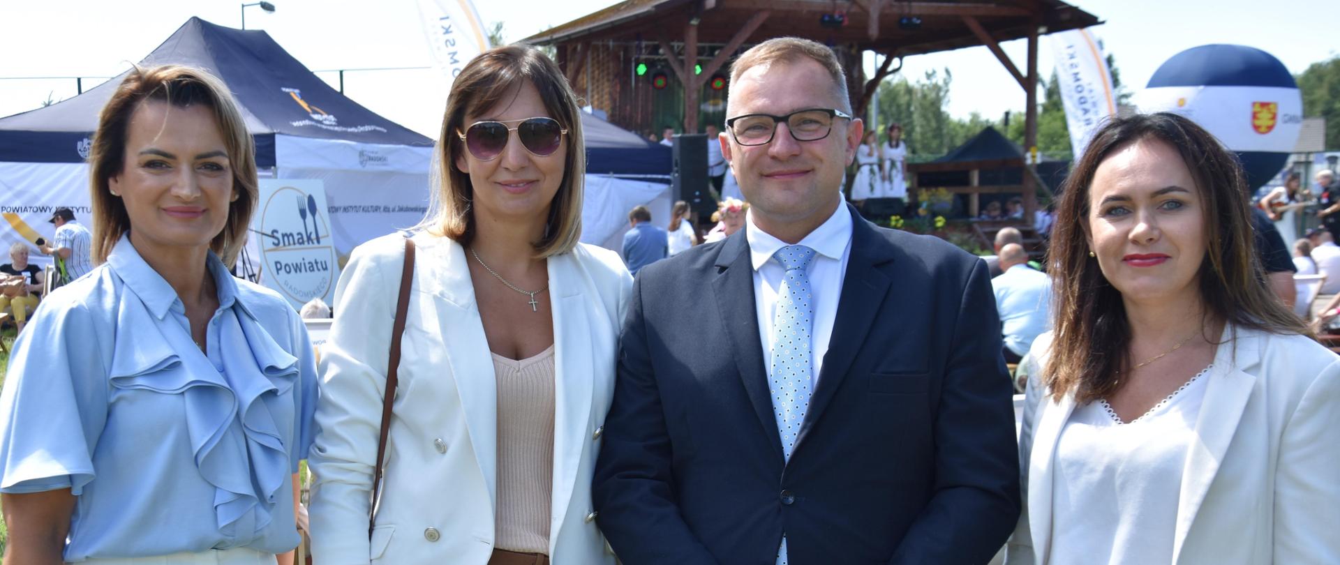 Na zdjęciu widać kobiety i mężczyznę