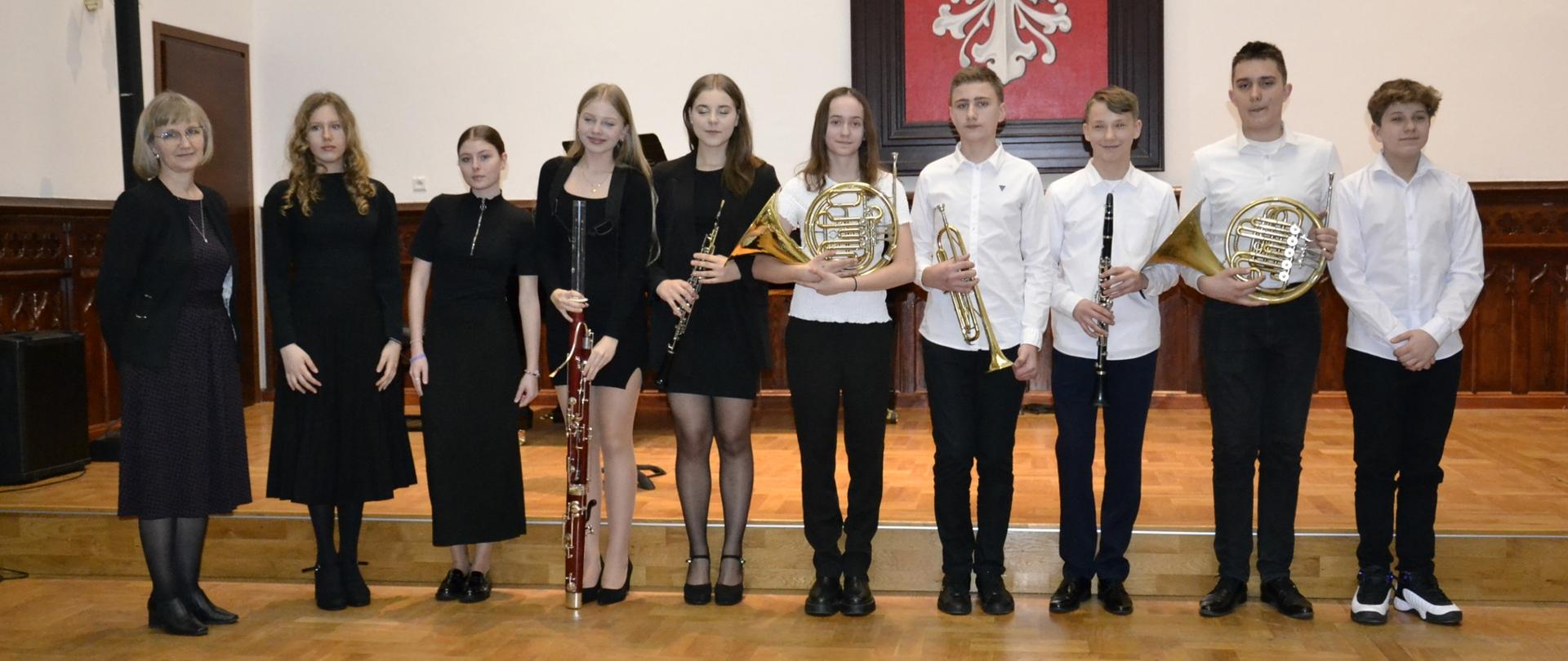 uczniowie klasy IV A i B cyklu czteroletniego PSM I stopnia podczas swojego koncertu klasowego na sali królewskiej wraz z naucz. Renata Wrażeń.