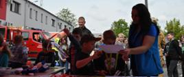 Stanowisko centrum powiadamiania ratunkowego uczyło dzieci udzielania pierwszej pomocy