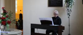 zdjęcie nauczyciela grającego na pianinie
