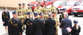 Na zdjęciu widzimy strażaków Komendy Powiatowej PSP w Pruszczu Gdańskim, którym wręczone zostały akty mianowania na wyższe stopnie służbowe