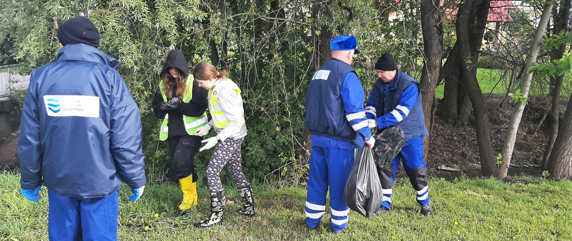 Sprzątanie potoku Niedźwiadka w Niedźwiadzie Górnej