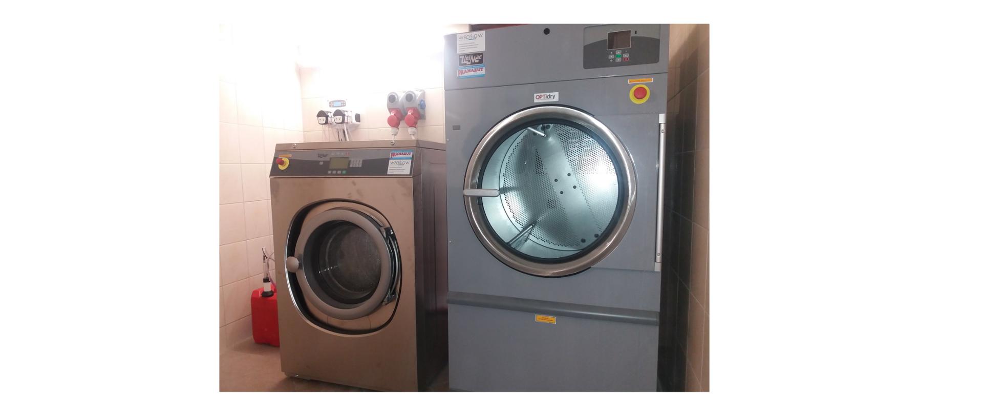 Na zdjęciu profesjonalna pralka oraz suszarka wchodząca w skład nowego zestawu. Zestaw został zakupiony celem odpowiedniej dezynfekcji ubrań bojowych po zakończonej akcji gaśniczej celem usunięcia toksyn z odzieży ochronnej.