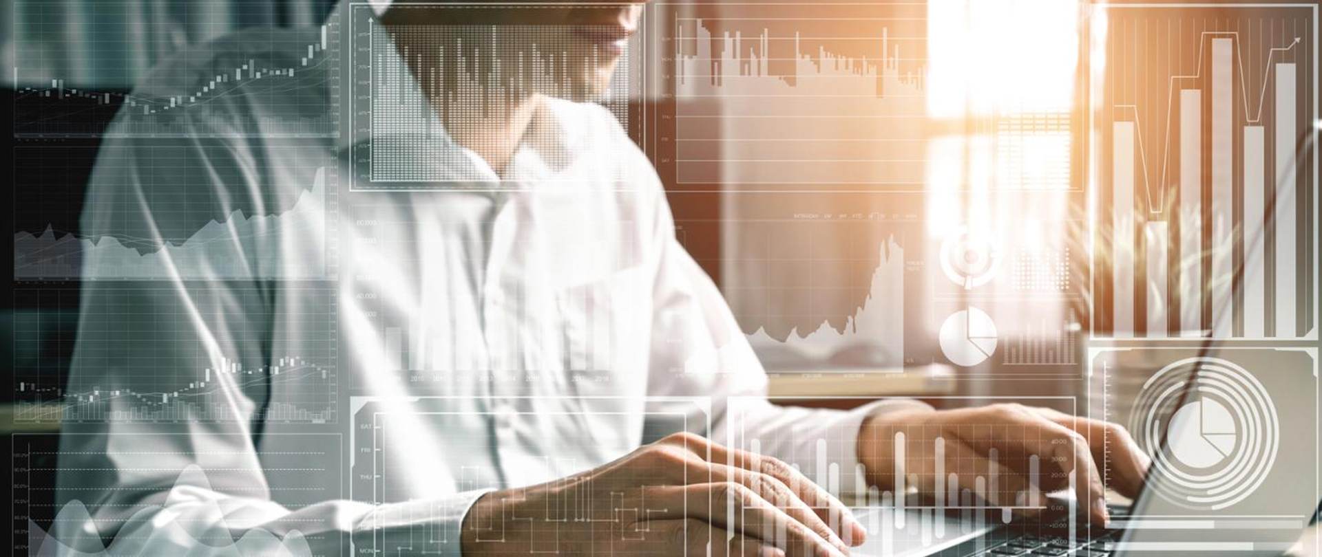 Na pierwszym planie wizualizacja danych, w tle postać przy komputerze