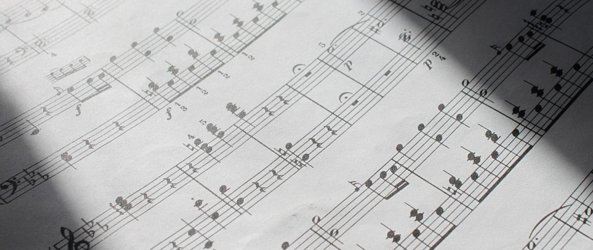 Zdjęcie przedstawia zapis nutowy - partię fortepianu.