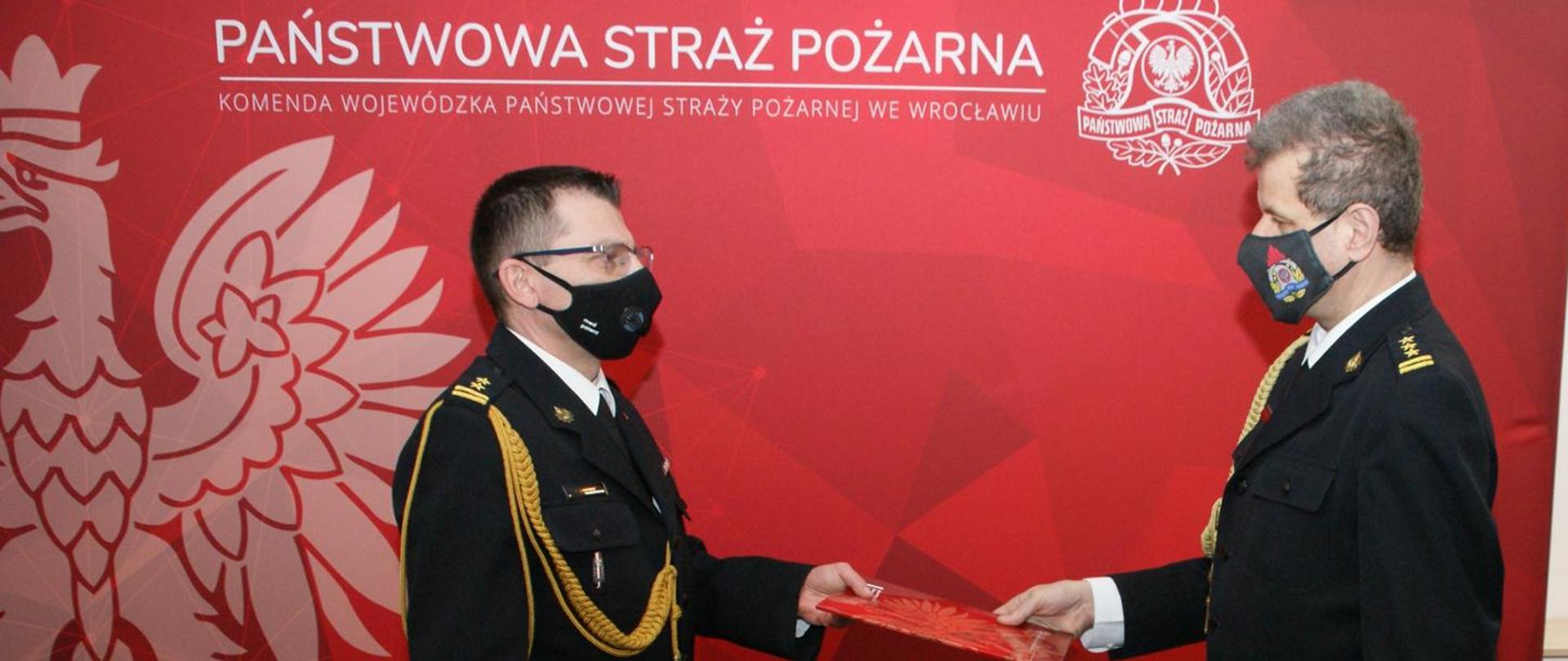 Komendant Wojewódzki PSP we Wrocławiu oraz Zastępca Komendanta Powiatowego PSP w Kłodzku w mundurach wyjściowych. 