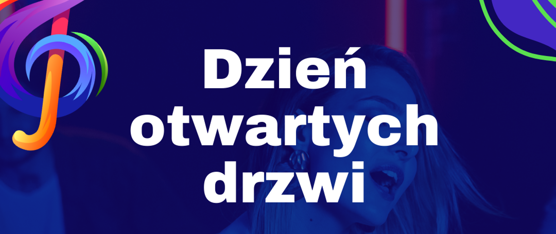 Na granatowym tle plakatu umieszczone są kolorowe nuty i zdjęcie wokalistki .oraz zielone i białe napisy informacyjne.