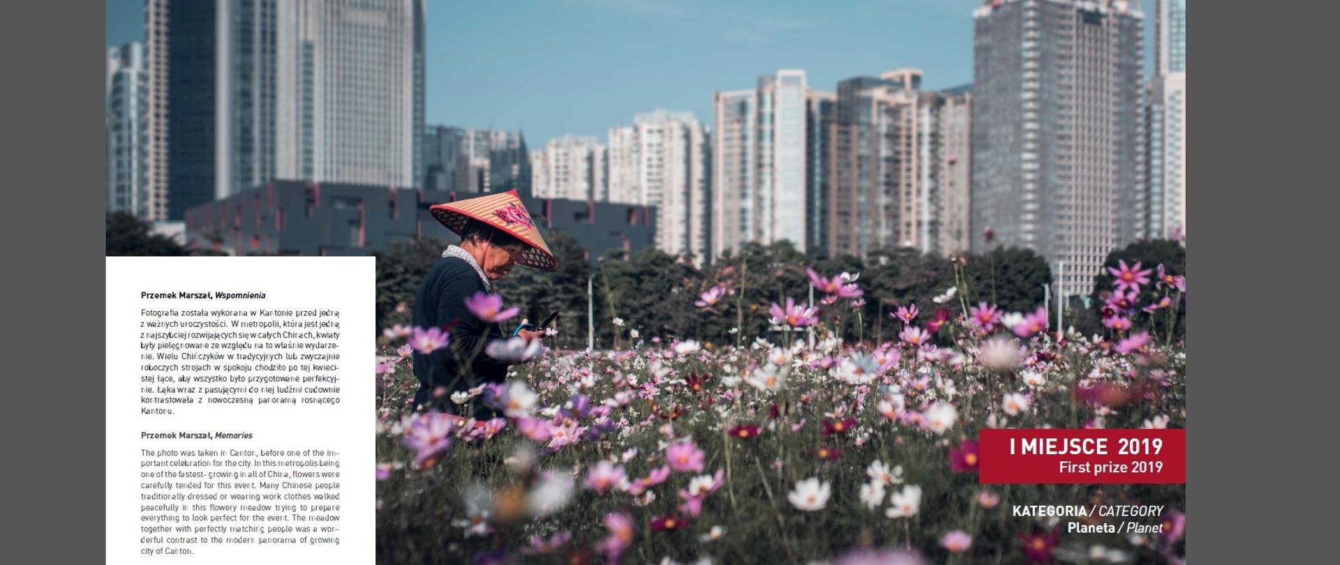 Azjatka pośród kwiatów, w tle wysokie budynki