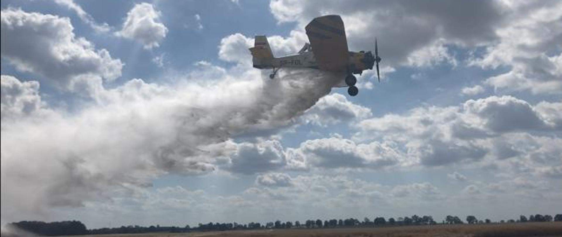 Samolot gaśniczy w trakcie zrzutu wody