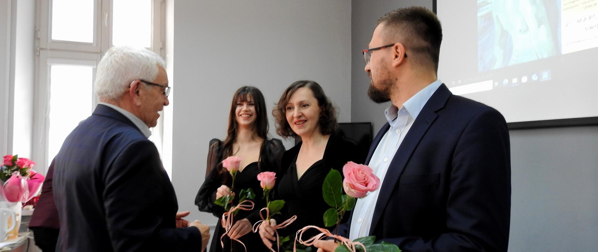 Występ wokalny z akompaniamentem fortepianu podczas promocji tomiku poezji „SUMMA...” Andrzeja Talarka w siedzibie Mieleckiego Towarzystwa Literackiego.